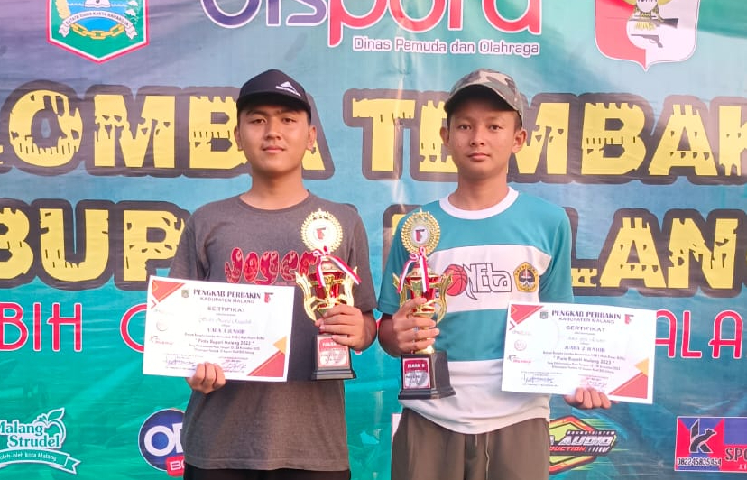 Juara 2 AMMAR SYIFA EVANIO dari SMP Negeri 1 Tulungagung (kanan) dan  Juara 3 FACHRI NAUFAL RIZQULLOH dari SMA negeri 1 Kedungwaru Tulungagung (kiri)