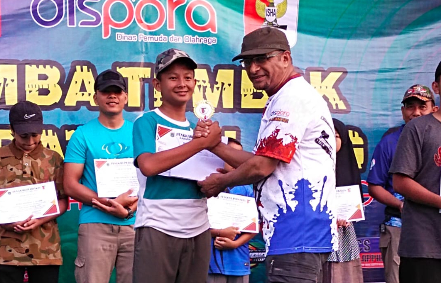 SELAMAT : Ammar saat menerima piagam dan piala Kejuaraan Menembak Piala Bupati Malang