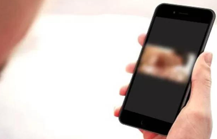 Ilustrasi seseorang sedang menonton video syur atau pornografi.