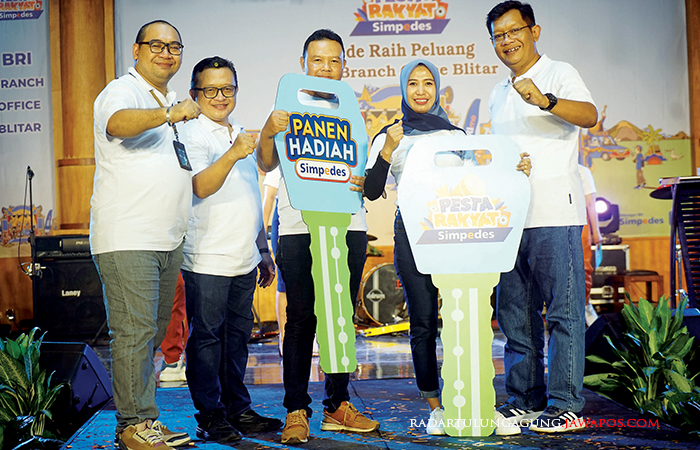 SELAMAT: Irfan Setiawan Munahar (paling kiri) foto bersama usai menyerahkan kunci kepada kepala unit Bendosewu dan Dayu.