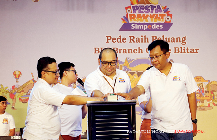 KOMPAK: Pemimpin BRI Kantor Cabang Blitar Irfan Setiawan Munahar bersama Pemimpin Pegadaian dan PNM Cabang Blitar menekan tombol pemenang hadiah Suzuki All New Ertiga.
