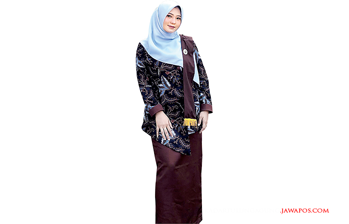 HARUS KREATIF: Nanda Isna Mufida berfoto di sela kegiatan mengajar di TK Al Hidayah Kawedusan 2.