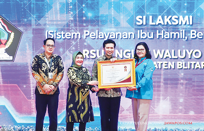 BERGENGSI: Direktur RSUD Ngudi Waluyo Wlingi dr Endah Woro Utami menerima piagam penghargaan TOP 30 Kovablik Provinsi Jawa Timur yang diserahkan Wakil Gubernur Jatim Emil Elestianto Dardak.