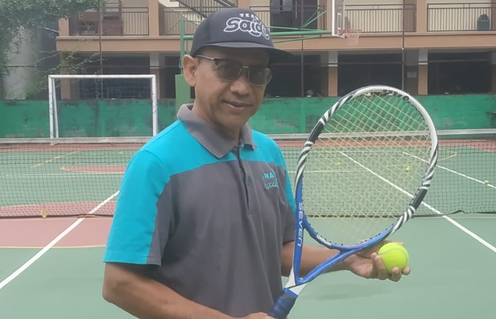 MENYEHATKAN: Agung Ismiharto saat  melakoni hobi tenis lapangan.