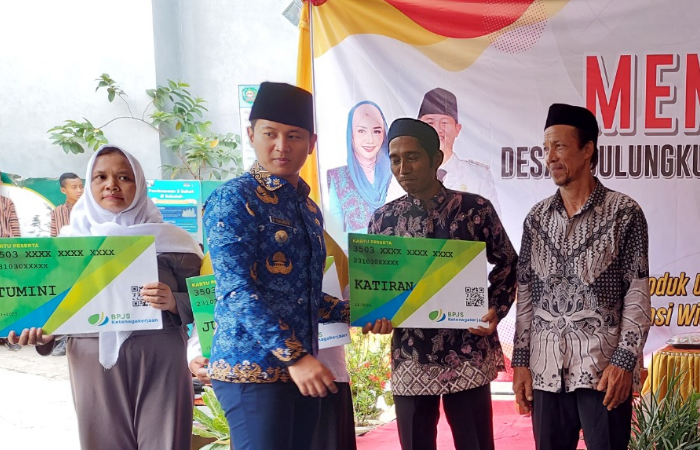 SEMOGA BERMANFAAT: Bupati Trenggalek H. Mochamad Nur Arifin menyerahkan secara simbolis kartu kepesertaan BPJS Ketenagakerjaan, Rabu (29/11/2023).