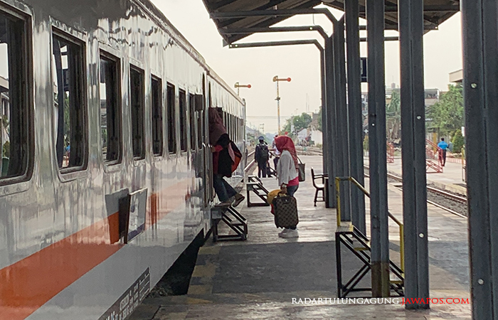 PESAN LEBIH AWAL: Penumpang menaiki KA jarak jauh di Stasiun Blitar. KA masih menjadi transportasi andalan masyarakat.