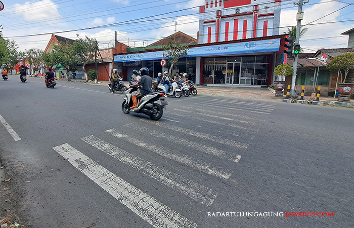 HARUS TERTIB: Sejumlah pengguna jalan melintas di salah satu ruas jalan di wilayah Kecamatan Wlingi.