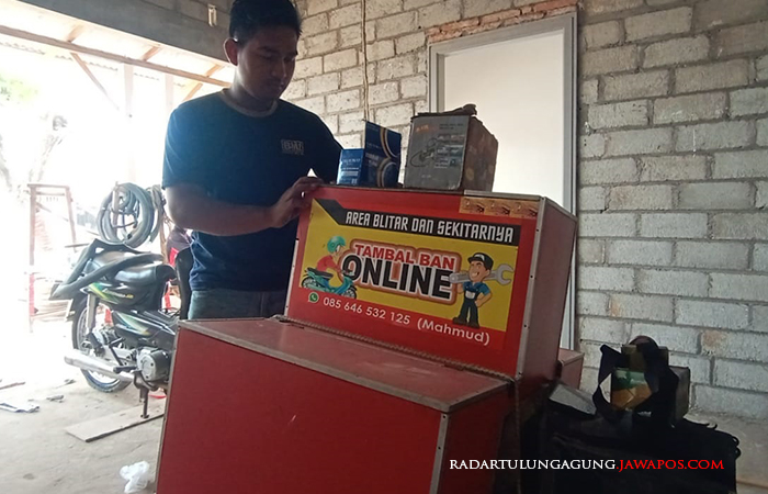 SEMANGAT : Mohammad Mahmud, pemuda asal Blitar yang sukses mendirikan usaha tambal ban online.