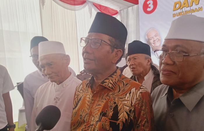 Cawapres Mahfud MD menyampaikan pesan penting ketika berkunjung ke Ponpes Sulaiman, Trenggalek.