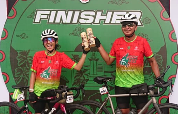 Ceo Mainsepeda.com Azrul Ananda bersama istri capai finis lebih awal dibanding perkiraan.