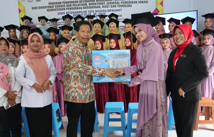 Serah Terima : direktur kursus dan pelatihan vokasi dr kastum yang didampingi ketua lkp tatik modes mintartik, dan perwakilan disperindag, perwakilan kabid PAUD kadispora memberikan mesin jahit.