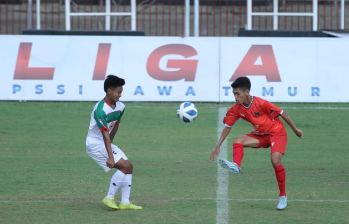BERMAIN EFEKTIF : Pemain Persiga Trenggalek (putih) menjaga pemain Persekama agar tidak leluasa mengendalikan permainan pada pertandingan awal Liga 3 Jatim grup D.