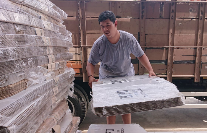 JANGAN SAMPAI RUSAK : Proses penurunan logistic pemilu di Gudang KPU Trenggalek yang nantinya akan terus dilakukan penjagaan hingga dipakai nanti.