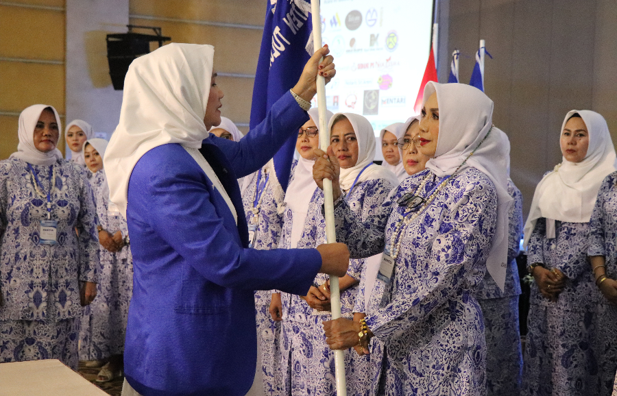 SELAMAT BERTUGAS: Pelantikan Triswati Sasmito, Ketua Umum DPC IWAPI terpilih, oleh Ketua IWAPI Jawa Timur Susmiati Rahmawati dan Sekda Sukaji.