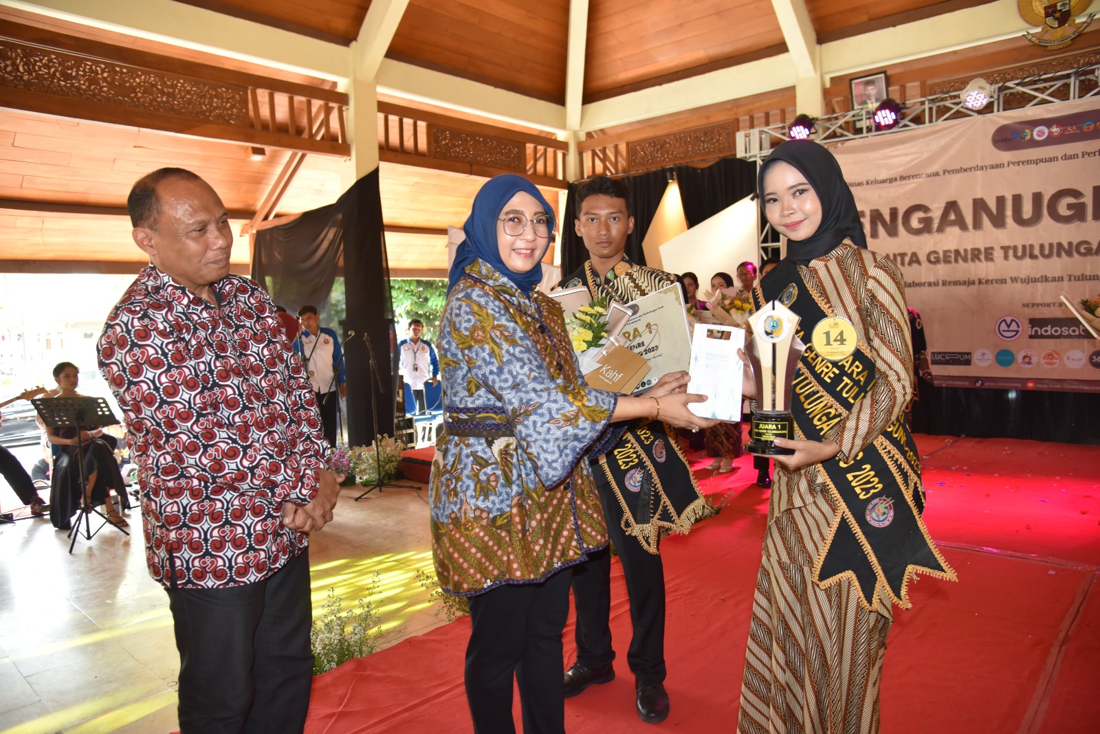 MEMBANGGAKAN: Bunda GenRe Diana Puspitasari didampingi Kepala Dinas KBPPA Suparni, menobatkan Duta GenRe 2023 Arditya Widyo Kuncoro dari SMAN 1 Boyolangu, dan  Eva Amalia asal MAN 1 Tulungagung.