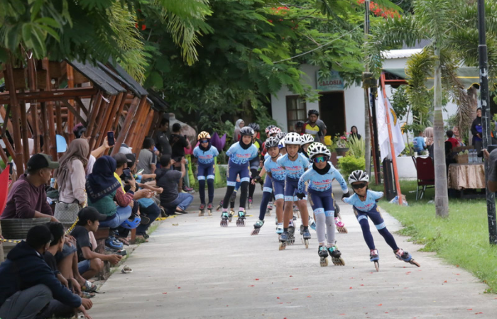 Antusiasme masyarakat saat melihat anak-anak pandai bermain inline skate, atau sepatu roda dengan roller satu baris.