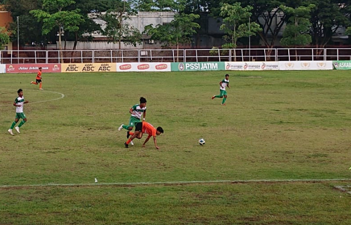 TERUS BERJUANG : Pemain Persiga (Putih-hijau) mengelabuhi pemain Persekama untuk menciptakan gol.