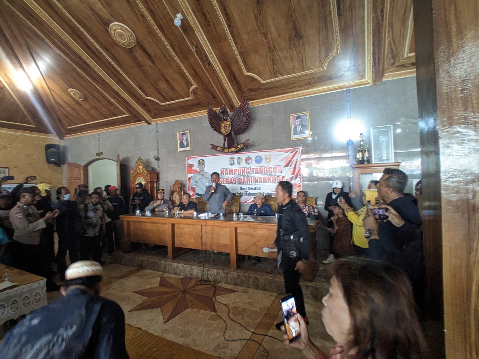 Kades Gesikan, Kecamatan Pakel, Tulungagung, menanggapi tuntutan para warga terkait dugaan tindakan asusila dari salah satu perangkat desanya.