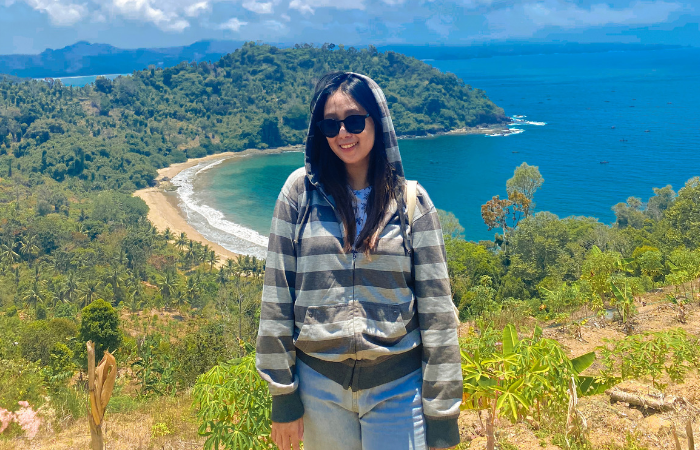 Julia Firnanda, pemudi berprestasi asal Trenggalek yang memiliki hobi traveling.