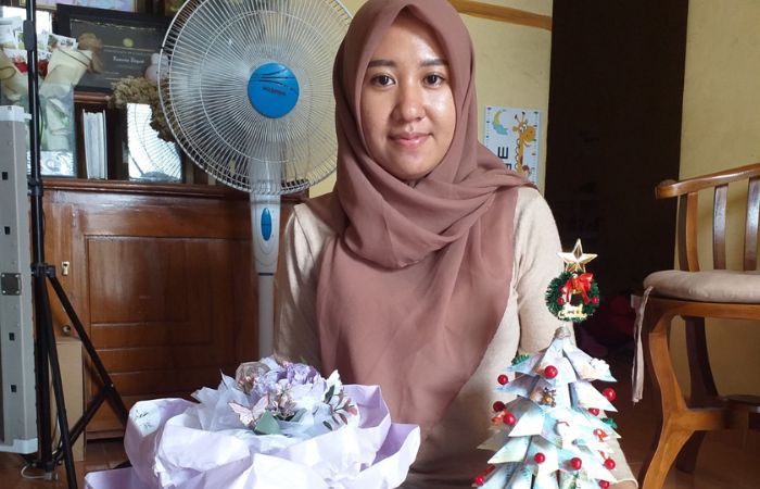 LARIS: Kheni Juraida memanfaatkan momen Natal dan tahun baru untuk membuat kerajinan pohon Natal.