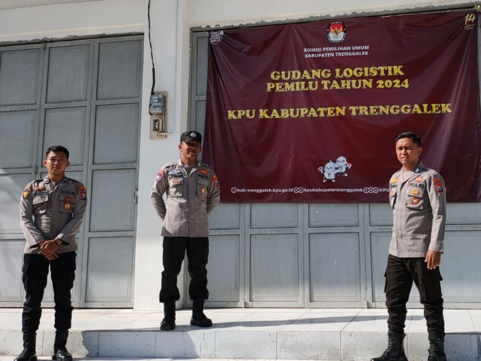 Polisi melaksanakan tugasnya menjaga Gudang logistic pemilu selama 24 jam non stop untuk menghindari tindakan kejahatan.