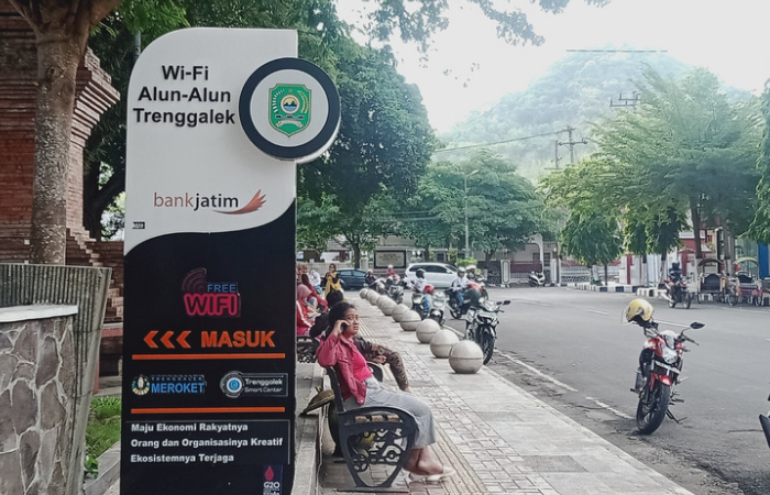 Masyarakat Kabupaten Trenggalek yang ingin menikmati spot internet gratis di berbagai tempat harus bersabar.