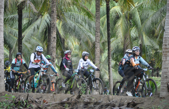 SEMANGAT: Peserta TMBA di Kecamatan Panggul minggu (10/12/2023) bersepeda menyusuri rute yang kebanyakan area tempat wisata.