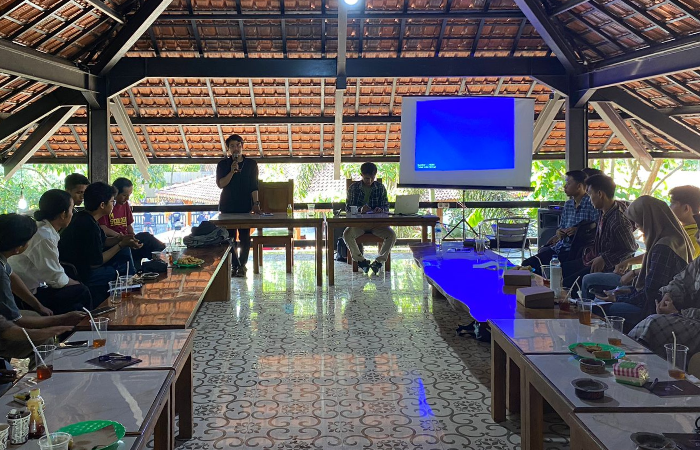 ANTUSIAS: Para peserta menyimak salah satu pemateri Kemanan Digital dari AJI Kediri, Minggu (17/12/2023).