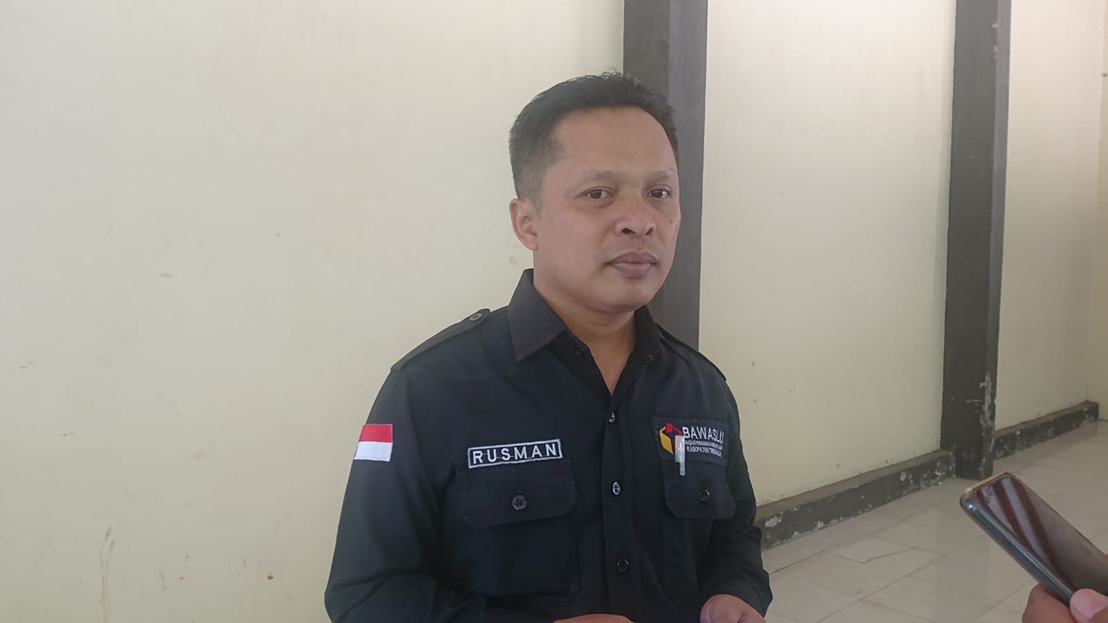 Rusman Nuryadin, Ketua Badan Pengawas Pemilu (BAWASLU) saat diwawancara.