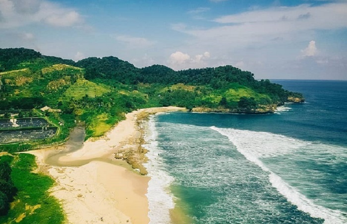 Suasana Pantai Molang