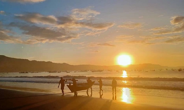 Panorama matahari terbenam di Pantai Sine