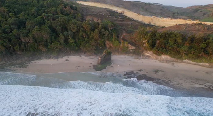 Suasana Pantai Lumbung dengan ciri khas batu yang berbentuk seperti lumbung