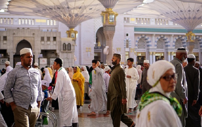 Kerumunan jamaah haji yang sedang beribadah ditanah suci