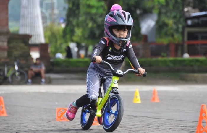 JANGAN TAKUT : Salah satu anak-anak di Trenggalek yang saat ini rutin bermain push bike karena berpengaruh positif bagi berkembang psikologis.