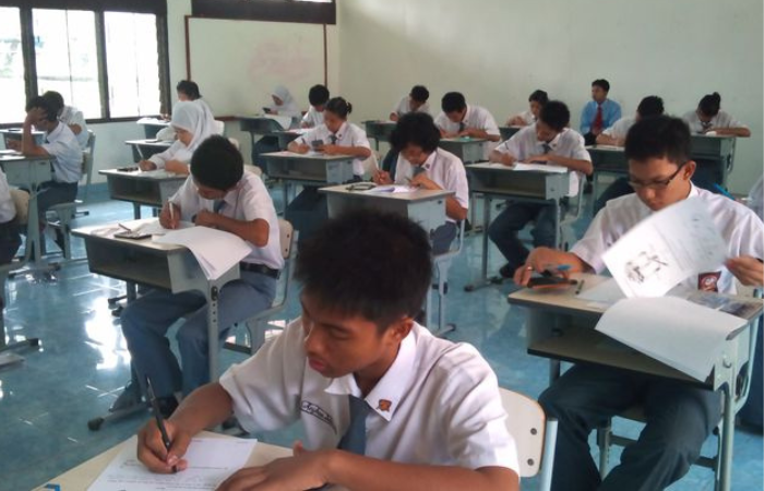 Ilustrasi sejumlah siswa sedang mengerjakan soal ujian dengan tertib.