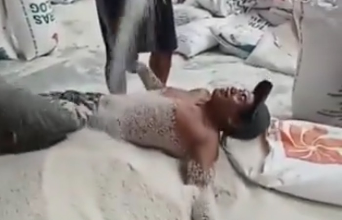 Seorang pria tanpa busana berguling-guling diatas tumpukan beras Bulog