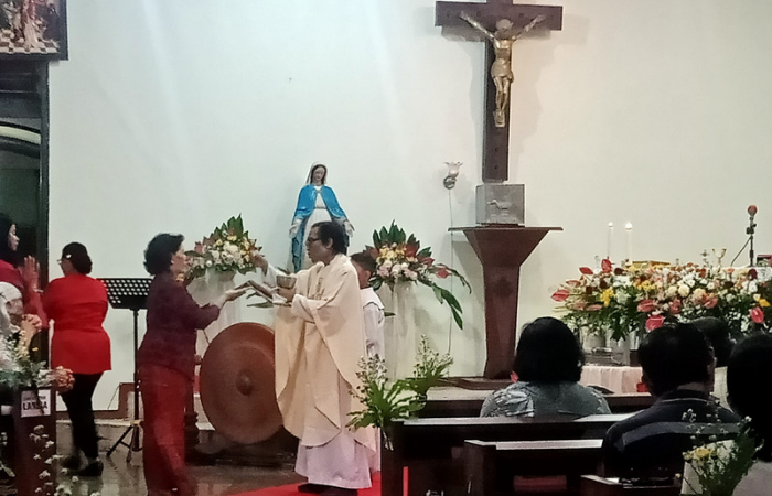 Momen Natal di Gereja Katolik Santa Maria Trenggalek.