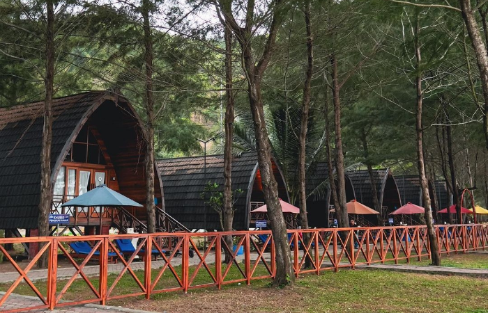 Wana Wisata Pantai Midodaren, Kabupaten Tulungagung.