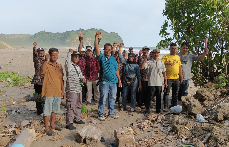 RINTO WAHYU HIDAYAT/RATU GAYENG: Kades Rejosari, Sudikan SH, (tengah) bersama warga saat rapat percepatan pengembangan wisata di Pantai Dlodo Indah, pada Minggu (24/12).