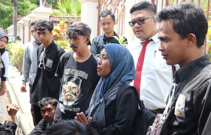 Tim LHA PSHT Cabang Tulungagung saat menghadiri praperadilan di PN Tulungagung.