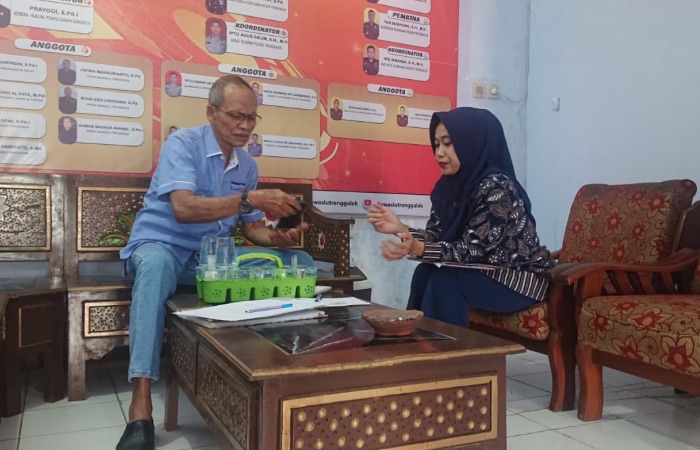 APA DITERIMA : Staf Divisi Penanganan Pelanggaran, Bawaslu Trenggalek, Rinata Dewi mengecek laporan masyarakat terkait adanya VN diduga dilakukan oleh oknum kepala desa yang menyebar.