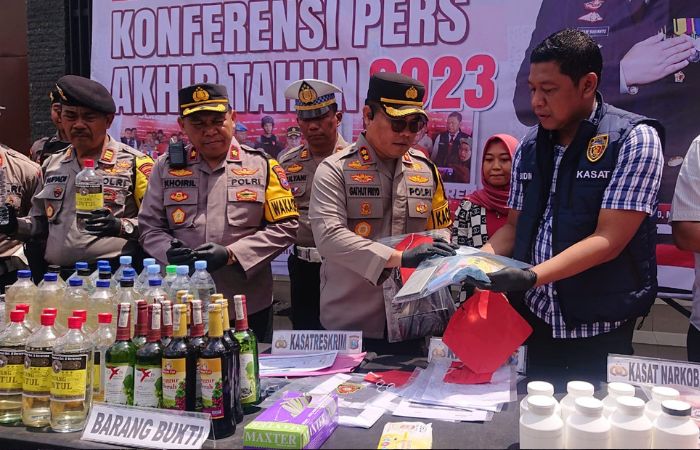 PERLU PEMAHAMAN : Polisi menunjukan berbagai barang bukti yang disita hasil ungkap kasus selama 2023 ini.