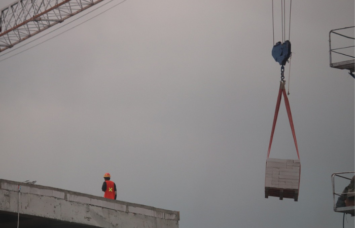 Bata hebel atau bata ringan kini mulai dilirik sebagai bahan pekerjaan fisik bangunan.