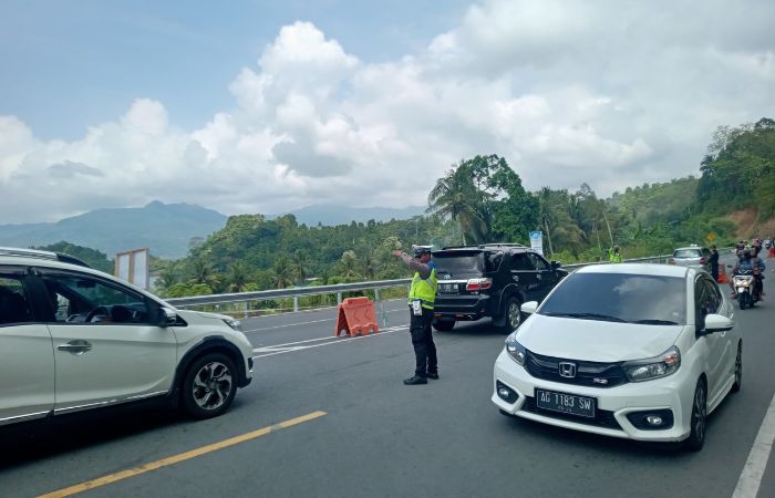 Arus lalu lintas ke kawasan wisata watulimo ramai lancar di awal tahun 2024