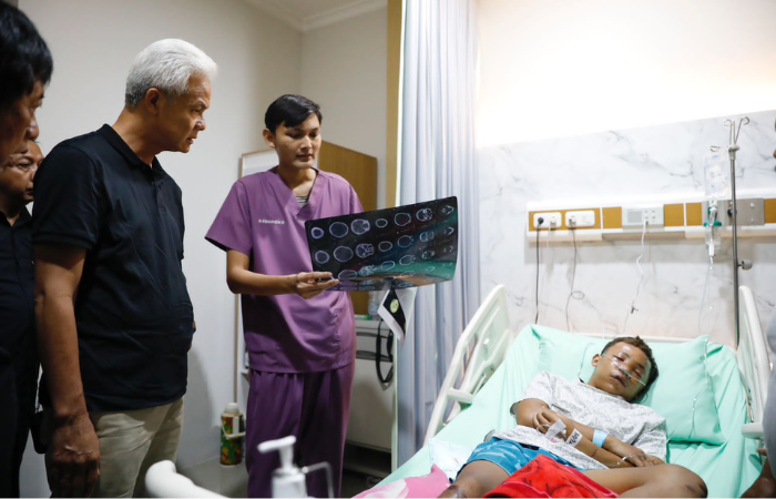 Ganjar Pranowo dan sang istri Siti Atikoh Suprianti, menjenguk relawan Ganjar-Mahfud yang menjadi korban penganiayaan.