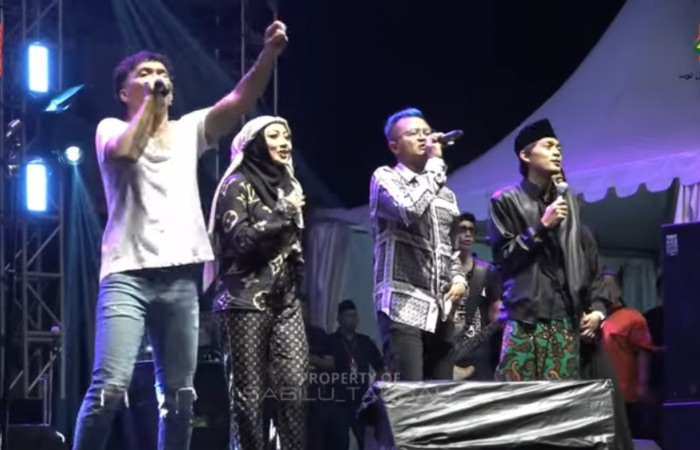Gus Iqdam dan Gus Beky bernyanyi bersama Slank