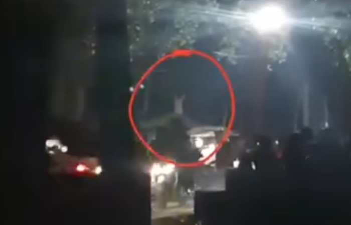 Sosok diduga penampakan Kunti saat perayaan tahun baru di Watulimo, Trenggalek.