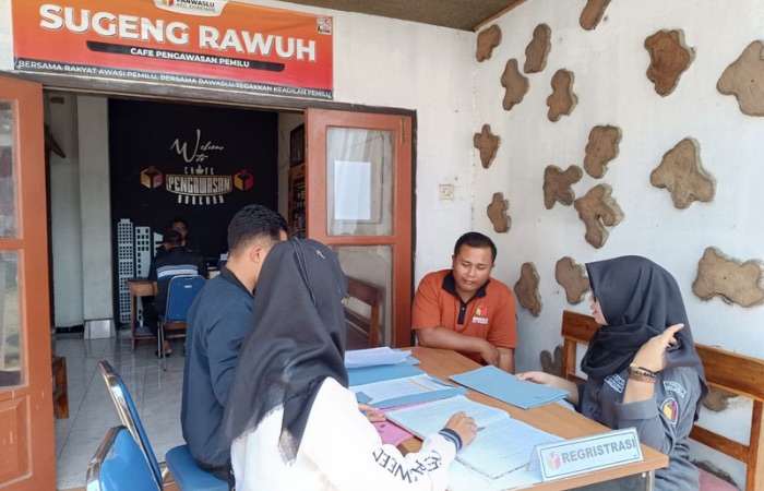 RAMAI : Prosesi pendaftaran Pengawas TPS di tiap Panwascam yang hari pertama dibanjiri para pelamar.