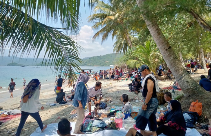 Potrait keramaian pantai Mutuara saat pergantian tahun 2023