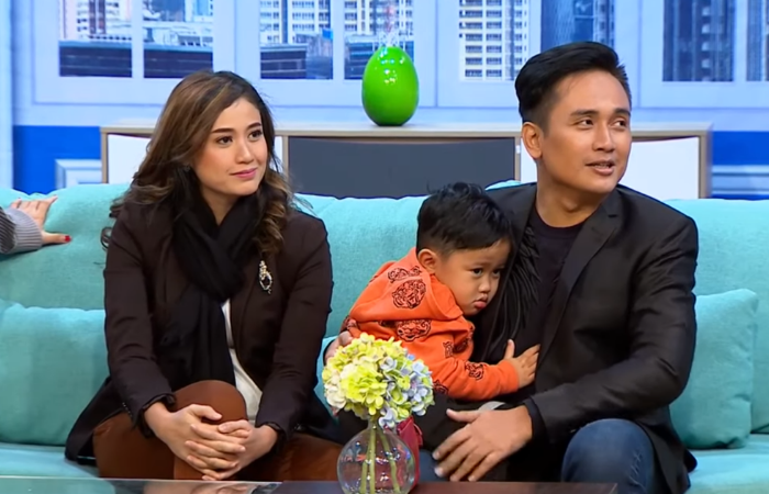 Pesulap asal Tulungagung, Denny Darko saat menghadiri acara Talkshow bersama Vindha Candrawati dan anaknya.